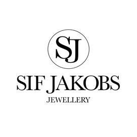 Sif Jakobs Jewellery ist bekannt für auffällige und elegante Schmuckkreationen, denen oft ein kühler nordischer Touch anhaftet. Das Design wirkt glamourös und ist dennoch „erschwinglich“.